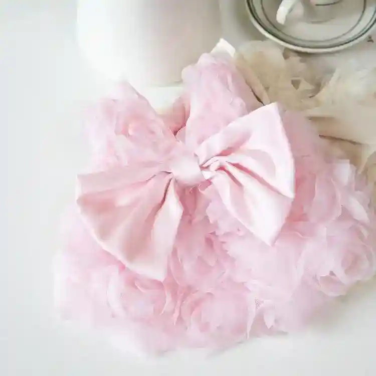 Vestitino elegante da cerimonia per cani con roselline in tulle e fiocco - immagine 4